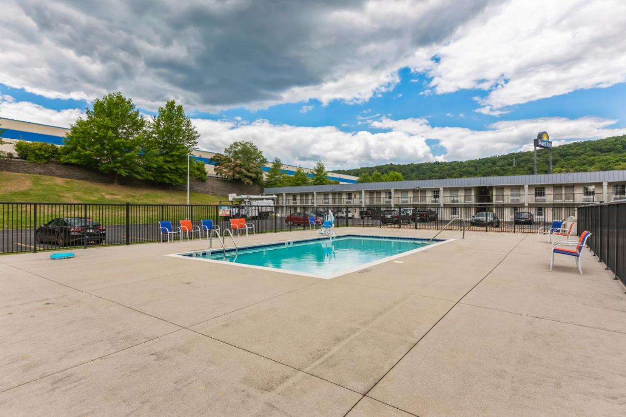 5, Days Inn I81 king bed, Roanoke