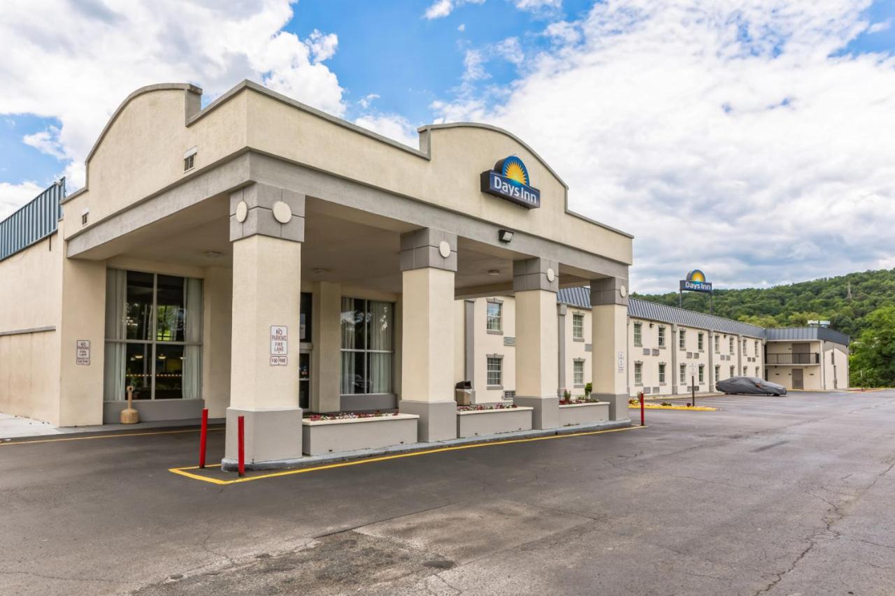 3, Days Inn I81 king bed, Roanoke