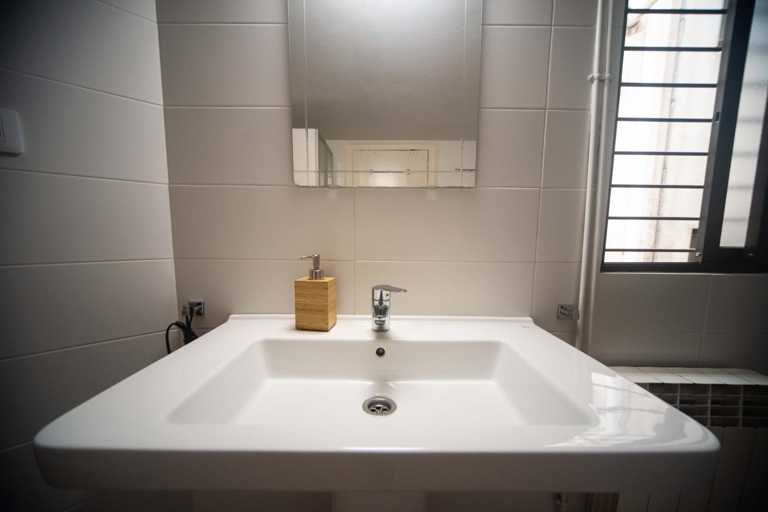 Bathroom 2, Private rooms URQ, Barcelona