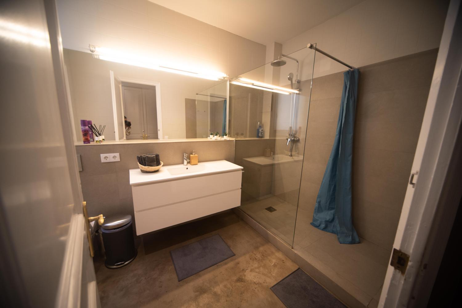 Bathroom 3, By Passeig de Gracia - Diagonal Rooms, Barcelona