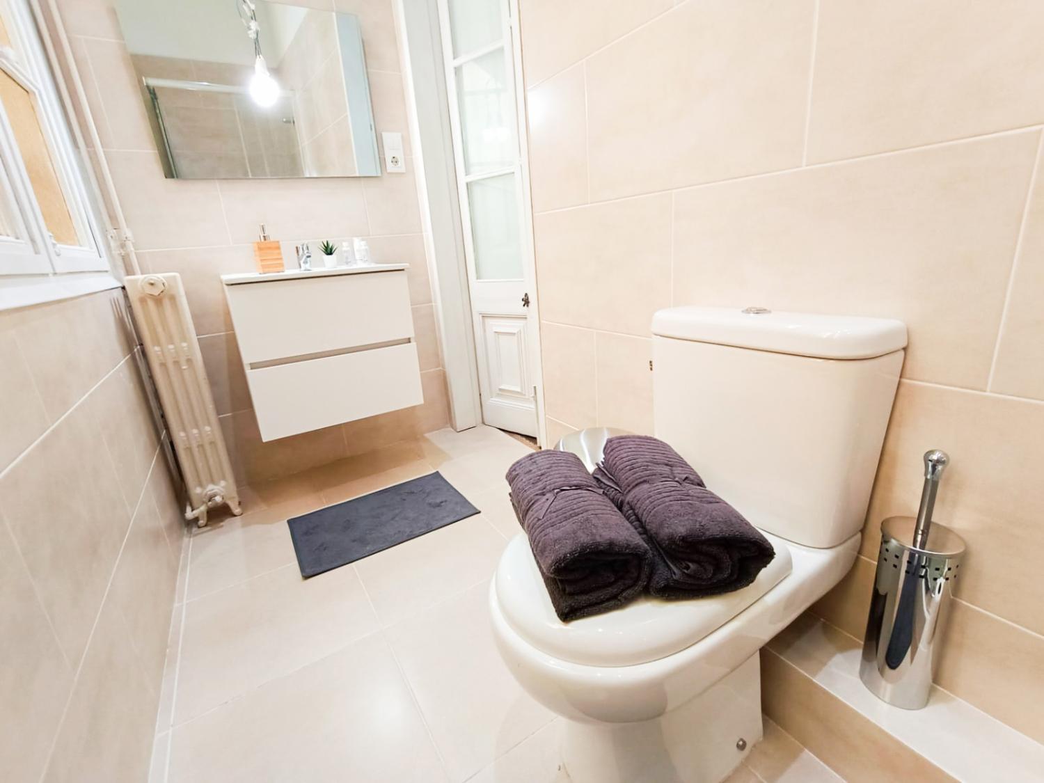 Bathroom 2, Private Rooms by Plaza Catalunya, Barcelona