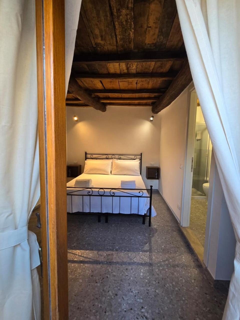 4, Pavone Guesthouse, Latina