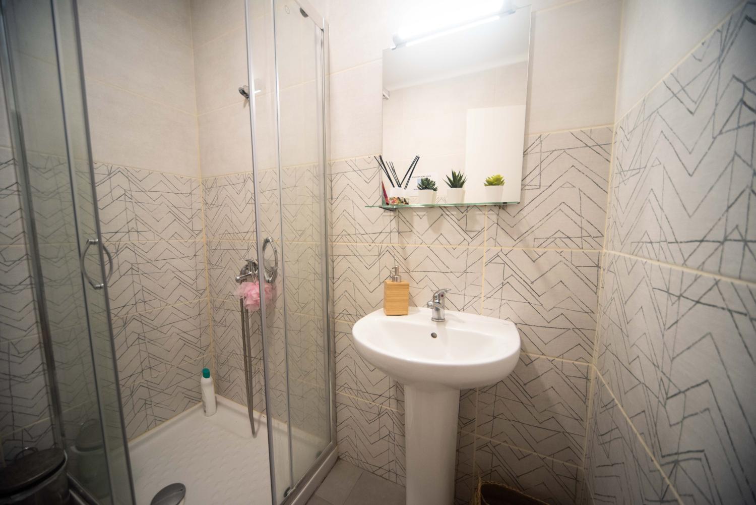 Bathroom 5, By Barcelona Port Rooms, Barcelona