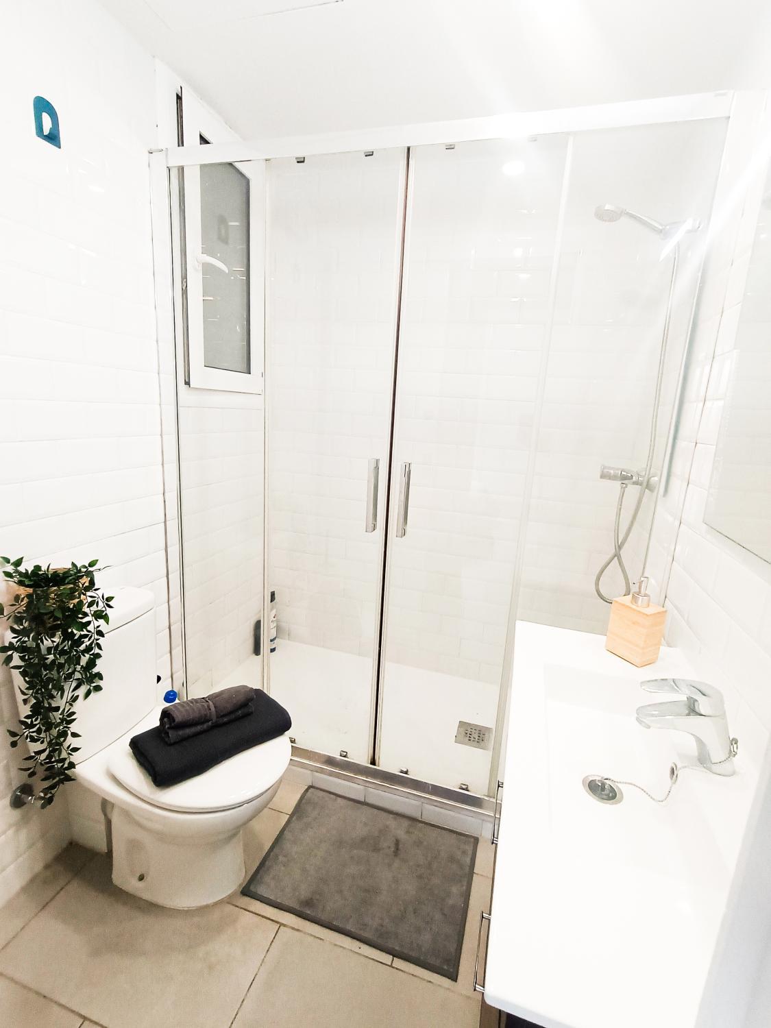 Bathroom 2, Private Rooms in Heart of Barcelona, Barcelona