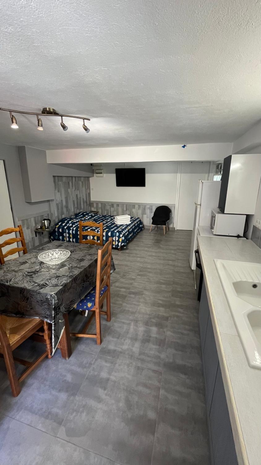 3, chambres d'hotes en rez de villa avec piscine, Alpes-Maritimes