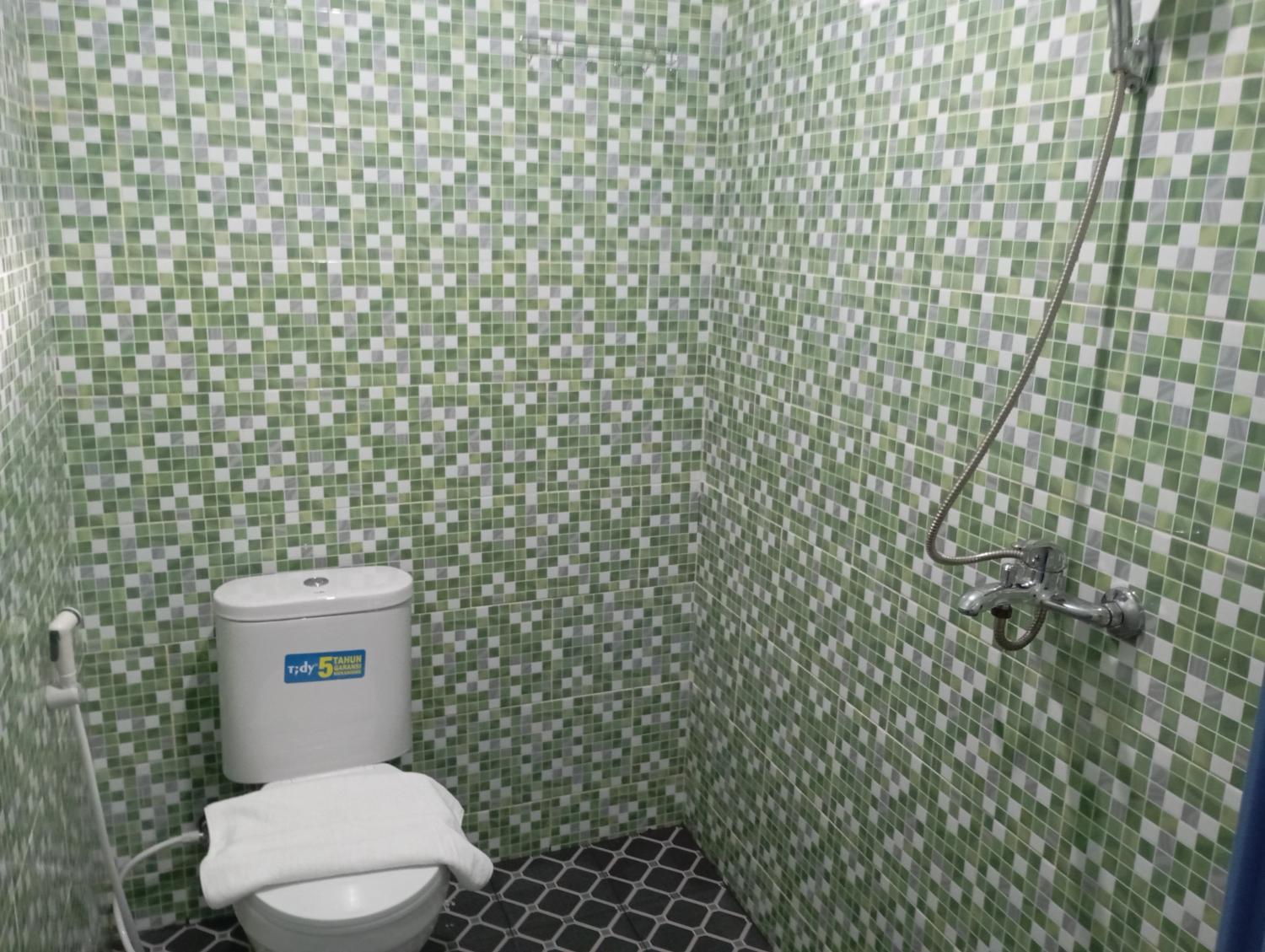Bathroom 4, Guest House Manage By SleepRest, Batam