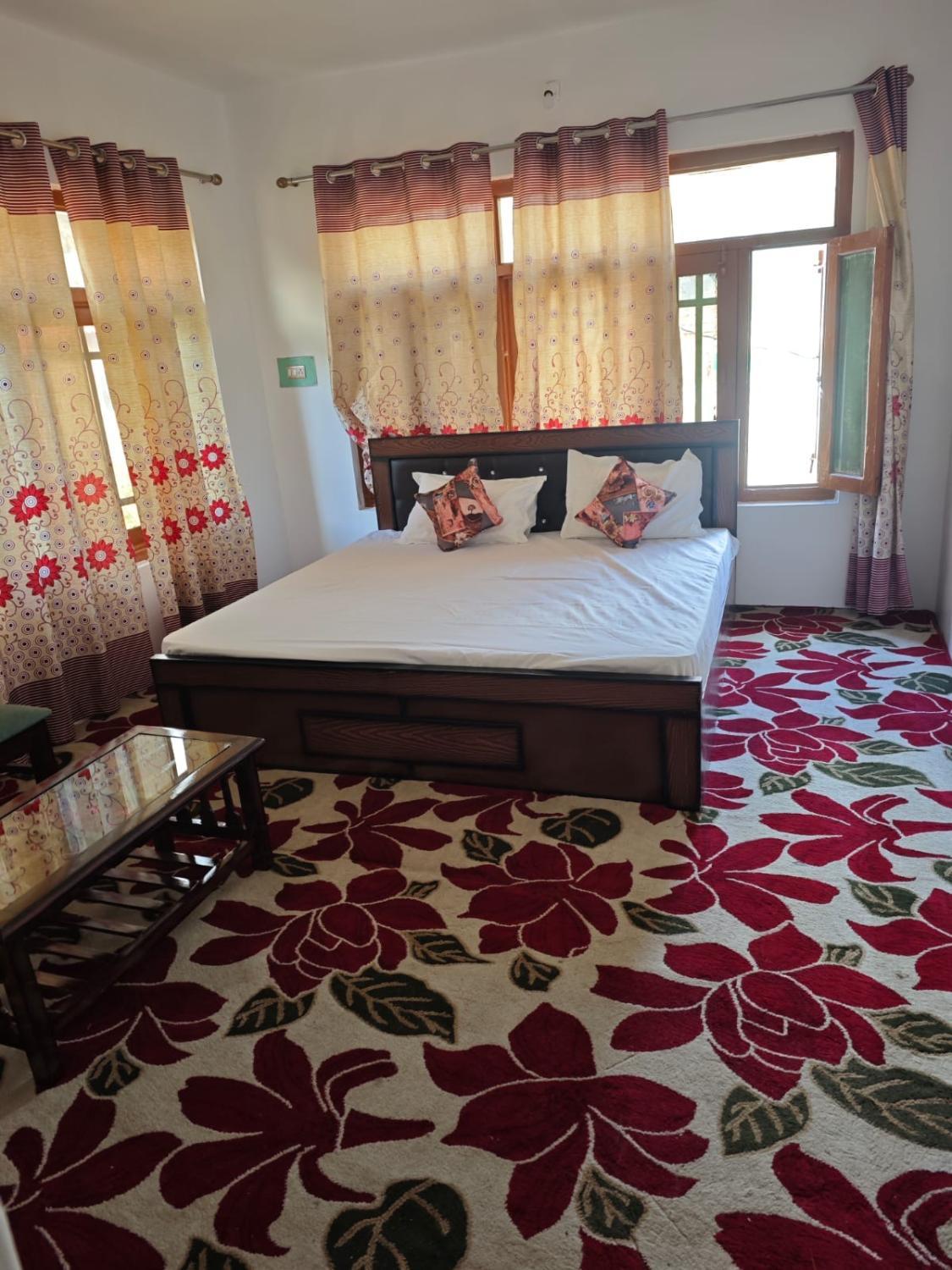 4, Peak View Guest House, Bandipore