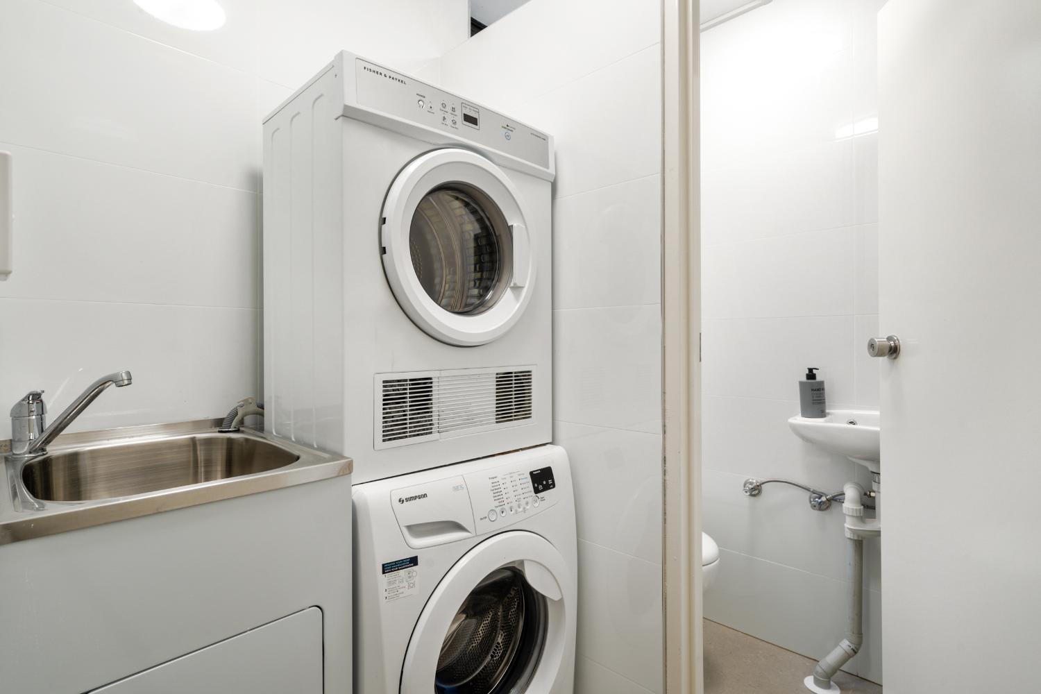 Bathroom 2, 1NC Spacious 3Bedroom Townhouse, North Sydney Free Parking, Sydney