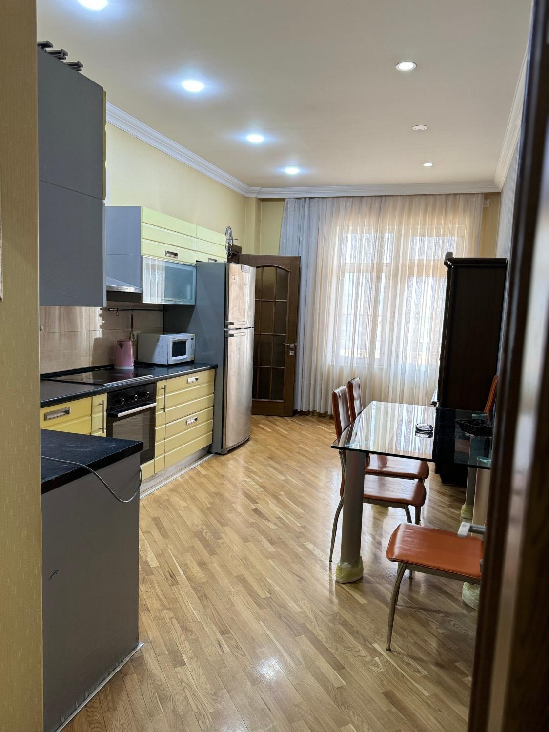 4, Piramida Palac, Bakı