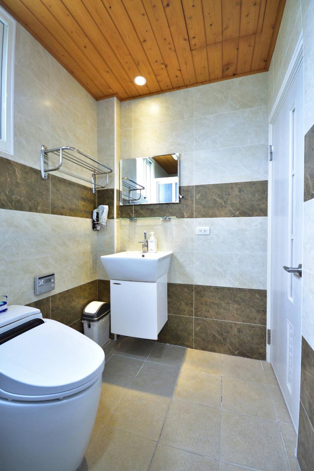 Bathroom 2, 綠堤豐谷田園風包棟民宿, Taitung