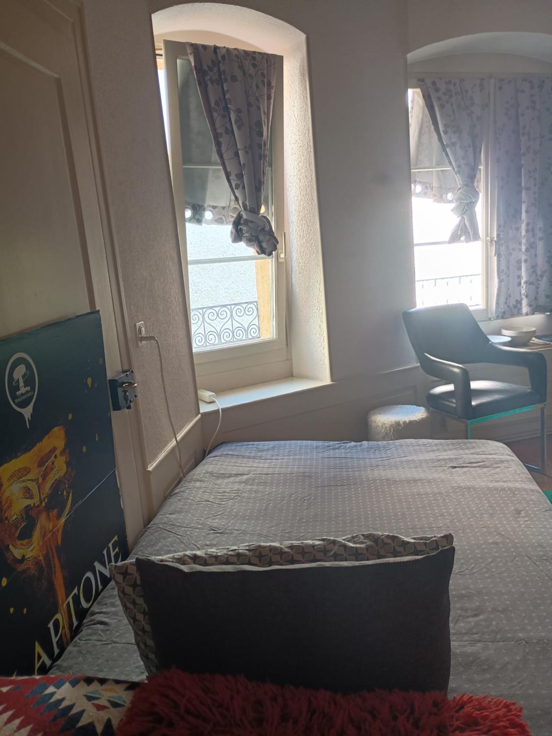 3, Bed in shared vintage room, old town, kitchen ,no net, Biel