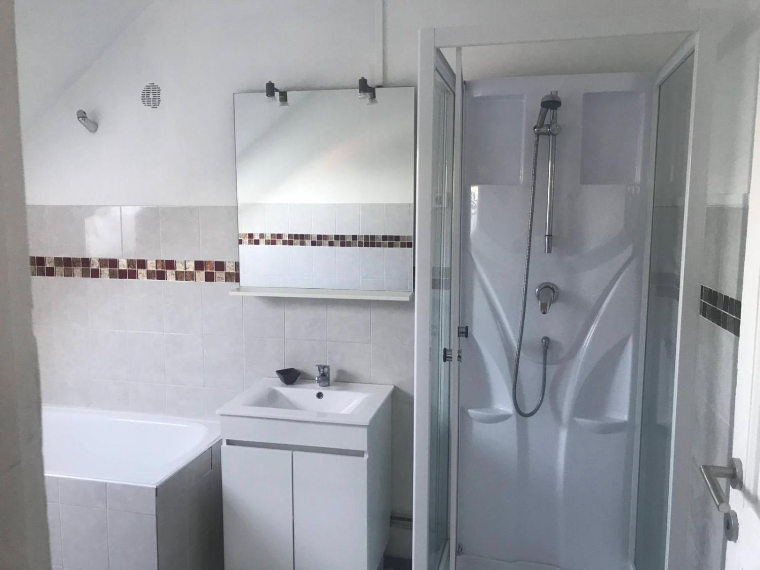 Bathroom 3, Residence Banlieue Parisienne Neuilly Plaisance, Seine-Saint-Denis