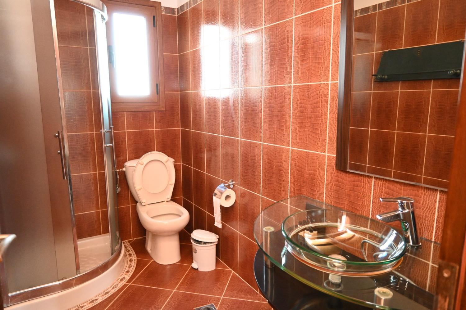 Bathroom 2, Amelia's Apartments, Sarandës