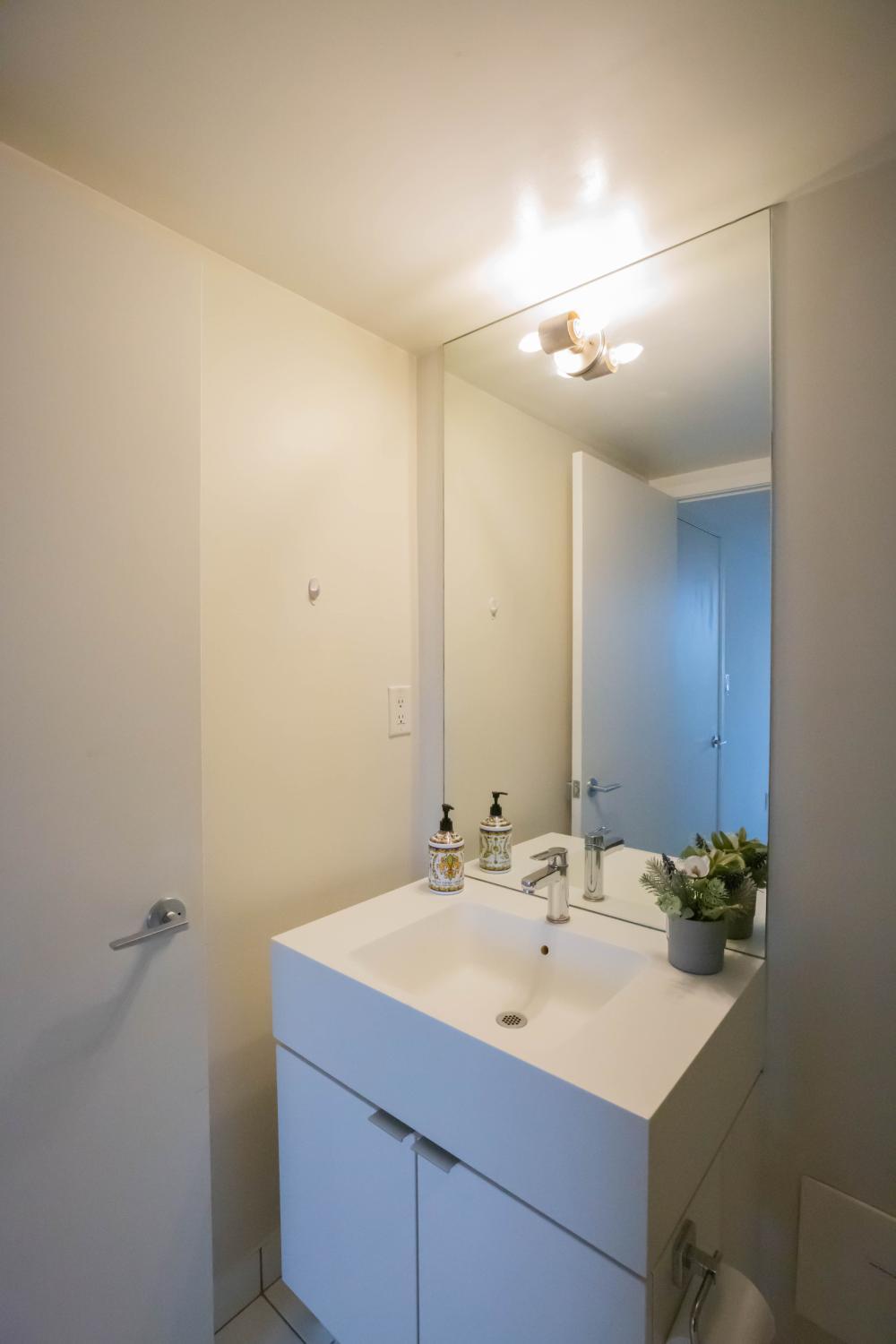 Bathroom 2, CN Tower view suite with free Parking, Toronto