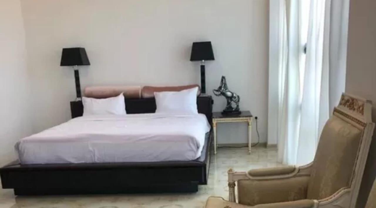 4, Golden Hotel, Bakı