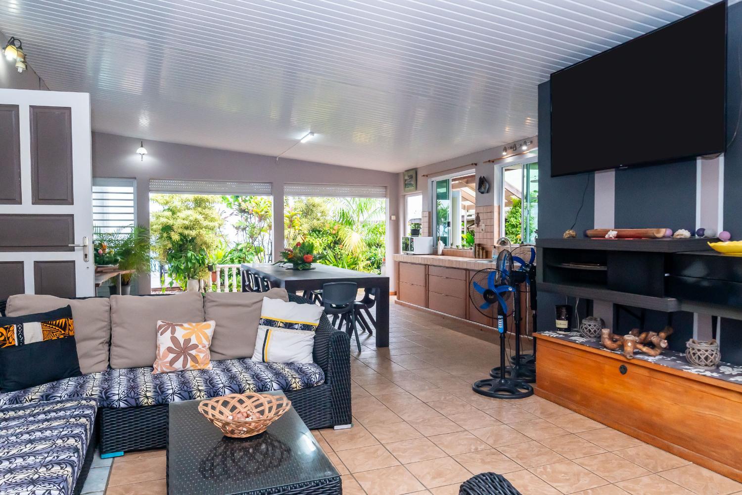 Shared lounge/TV area 5, Villa Sunset Manarii in Paea Pool & Beach