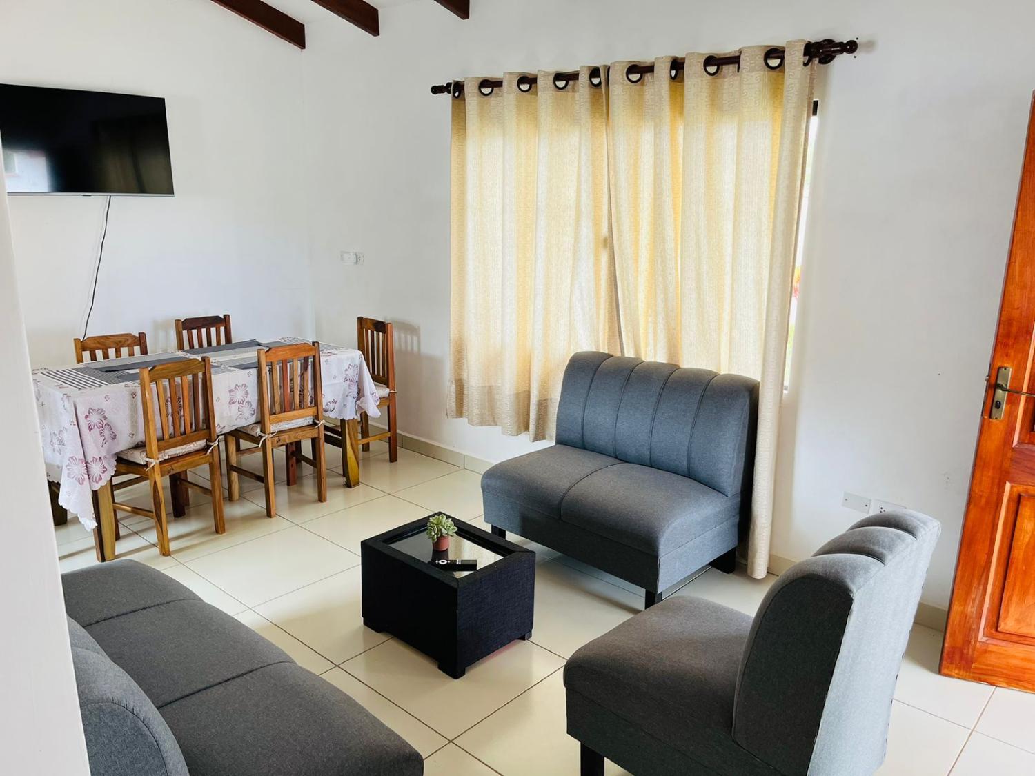 Shared lounge/TV area, Anja's Guest House, Florida