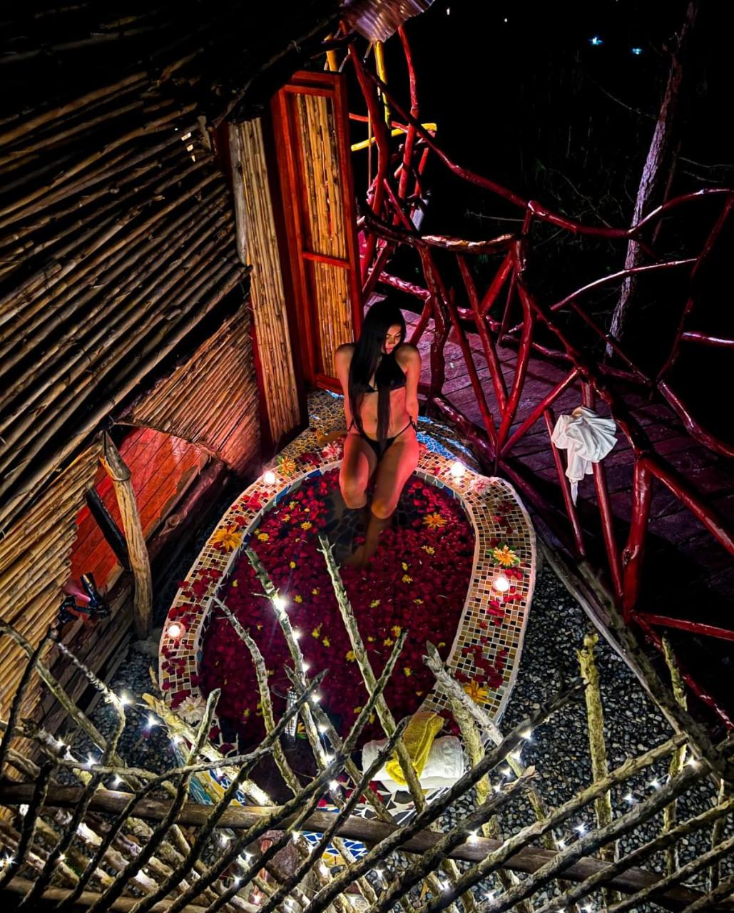 Hot tub 4, Nidos De Pajaros, Gigante