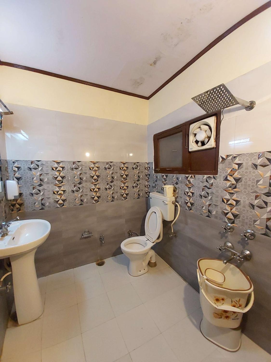 2, Goroomgo Hotel Sheetal International Siwan, Siwan
