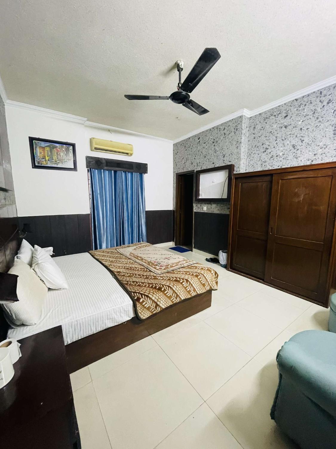 2, Royal Gulberg Hotel, Lahore