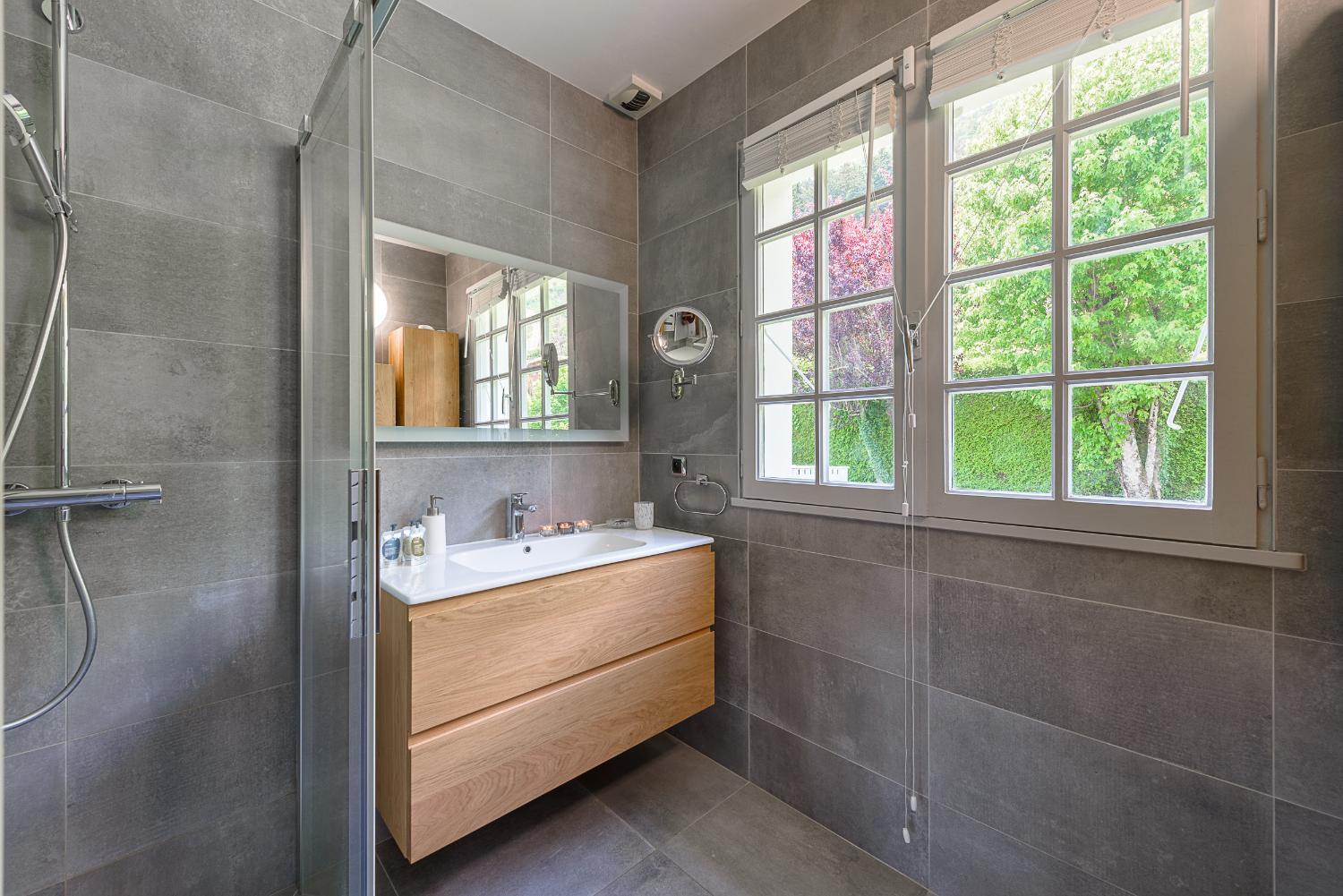 Bathroom 5, Elegantissime Villa - Profitez de cette Vue Lac a 180 - by LLA Selections, Haute-Savoie
