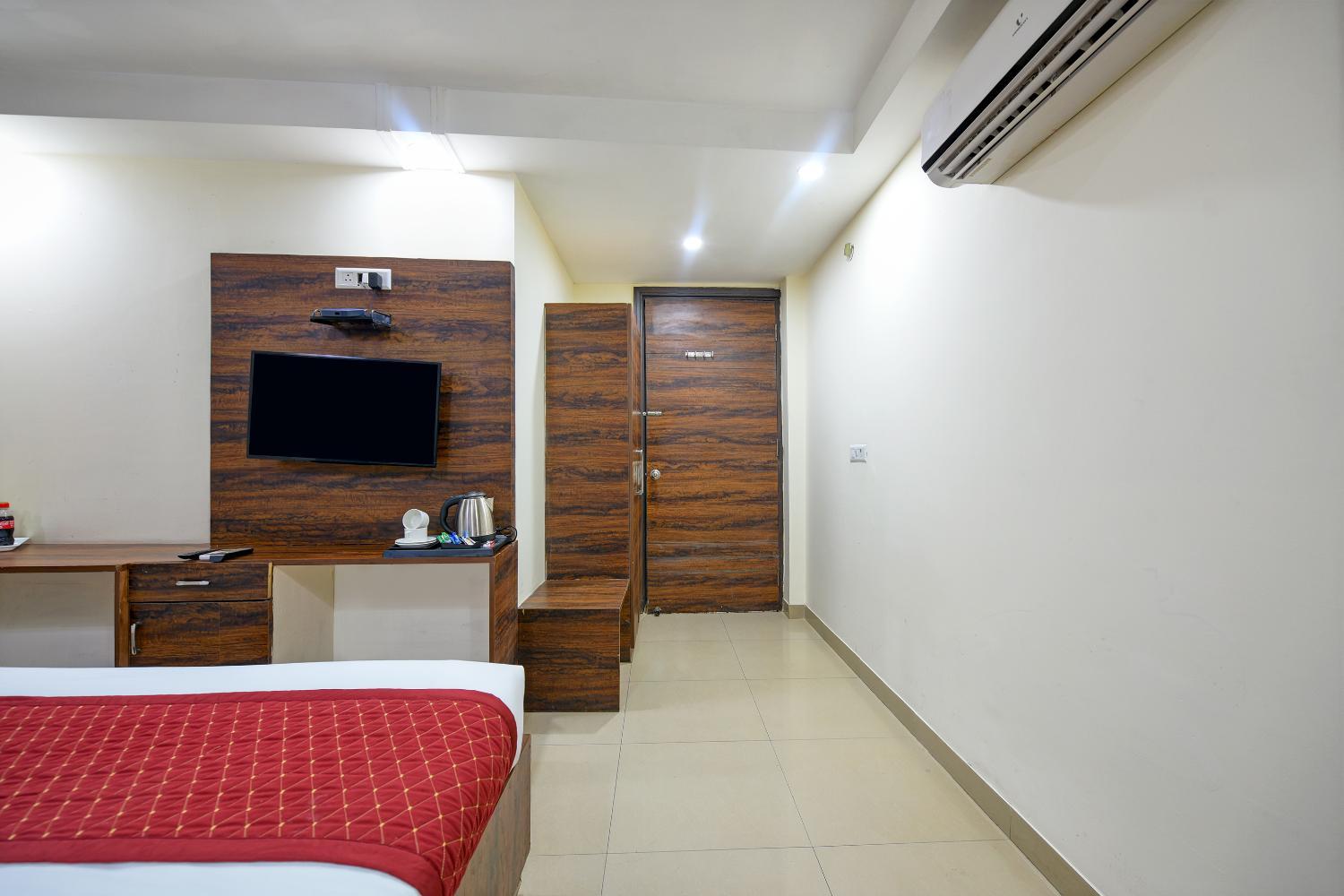4, Hotel Ocean Suite By IGI Airport, West