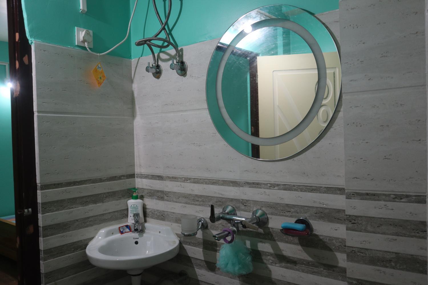 Bathroom 2, Simick's Homestay, Darjiling
