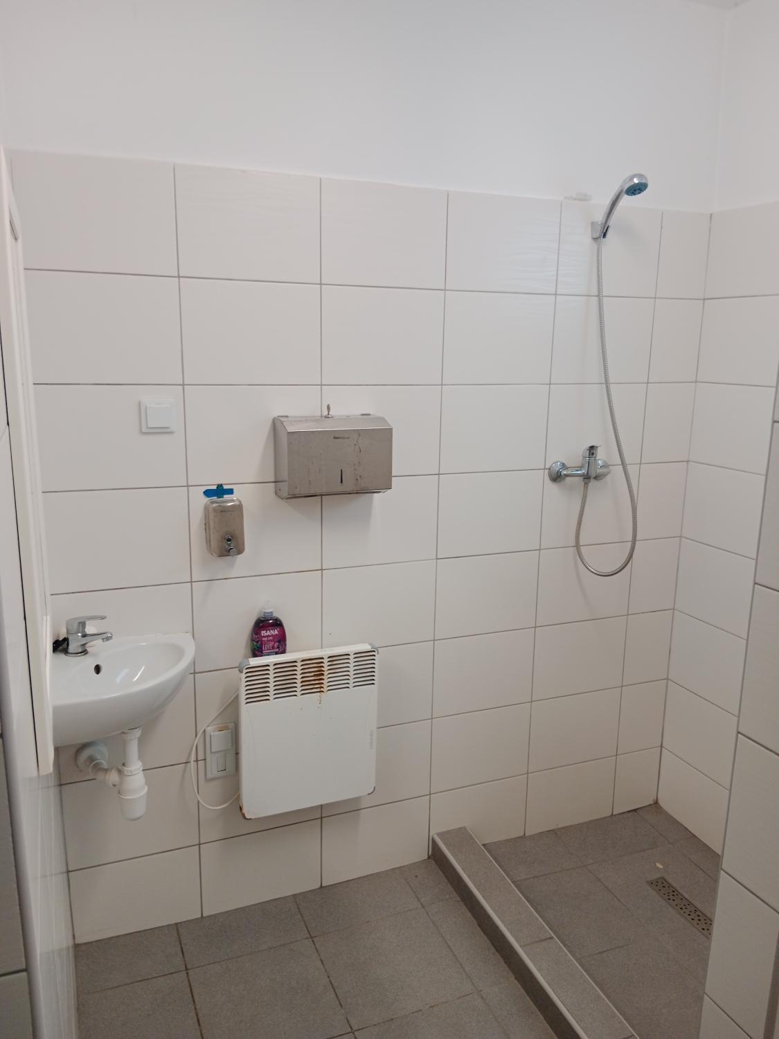 Bathroom 3, Czyli Chill, Nisko