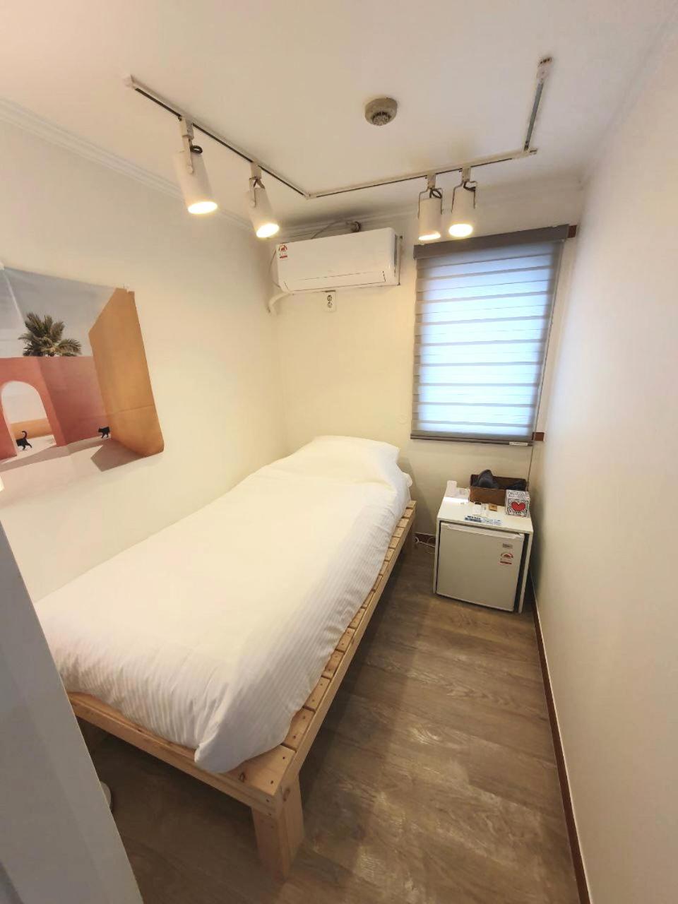 1, OMG house, Mapo