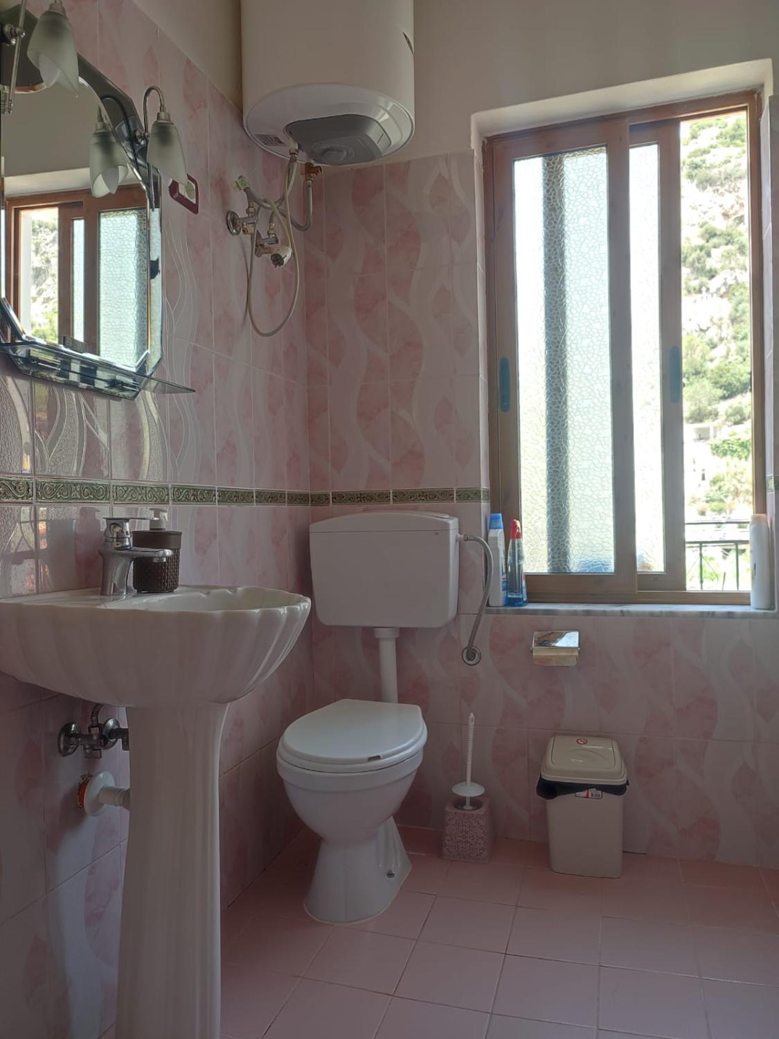 5, Buda House Gorice, Beratit