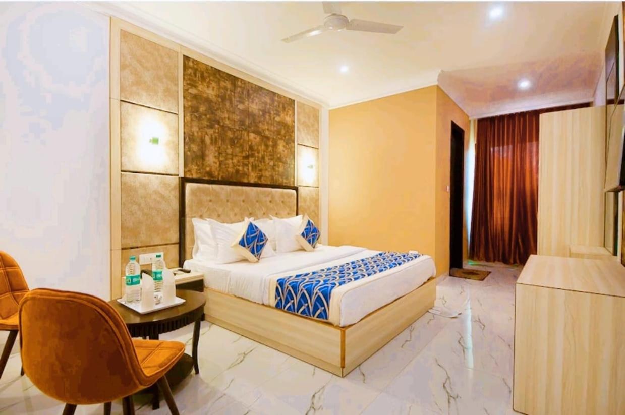 2, RS GLOBAL - Hotel Almora Near Delhi Airport, West