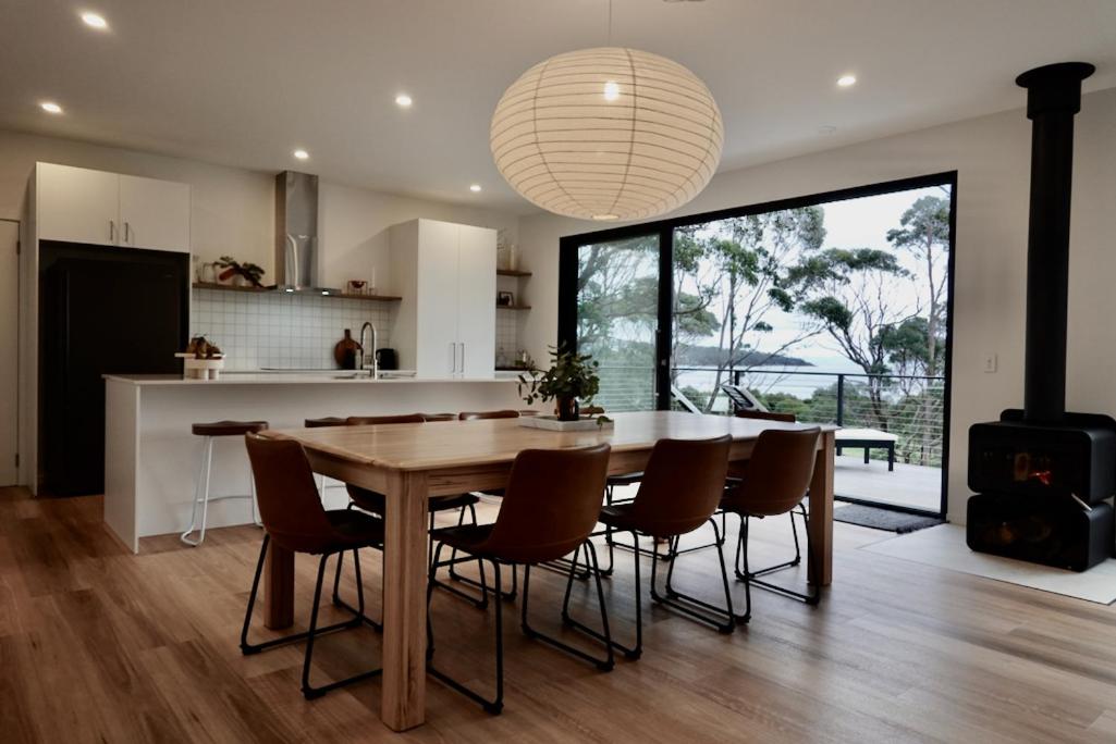 3, White Beach Retreat - Luxurious Water Views, Tasman