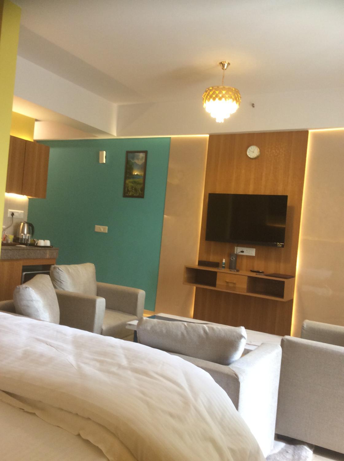 2, Dolphin stay by Evanthe Hotels, Lucknow