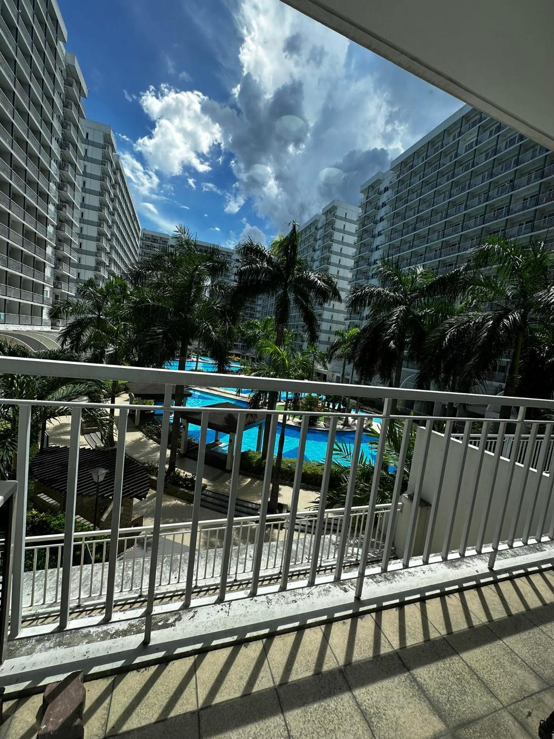 4, 2-BEDROOM STAYCATION ROOM WITH BALCONY AND POOL VIEW IN PASAY BY Yunlin Realty, Pasay City