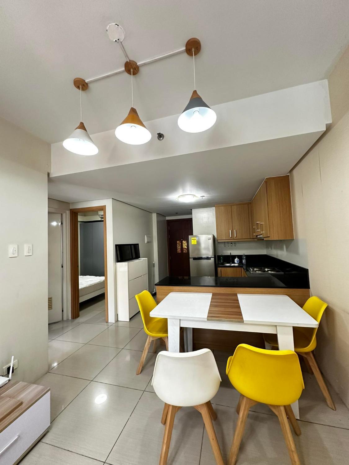 3, 2-BEDROOM STAYCATION ROOM WITH BALCONY AND POOL VIEW IN PASAY BY Yunlin Realty, Pasay City