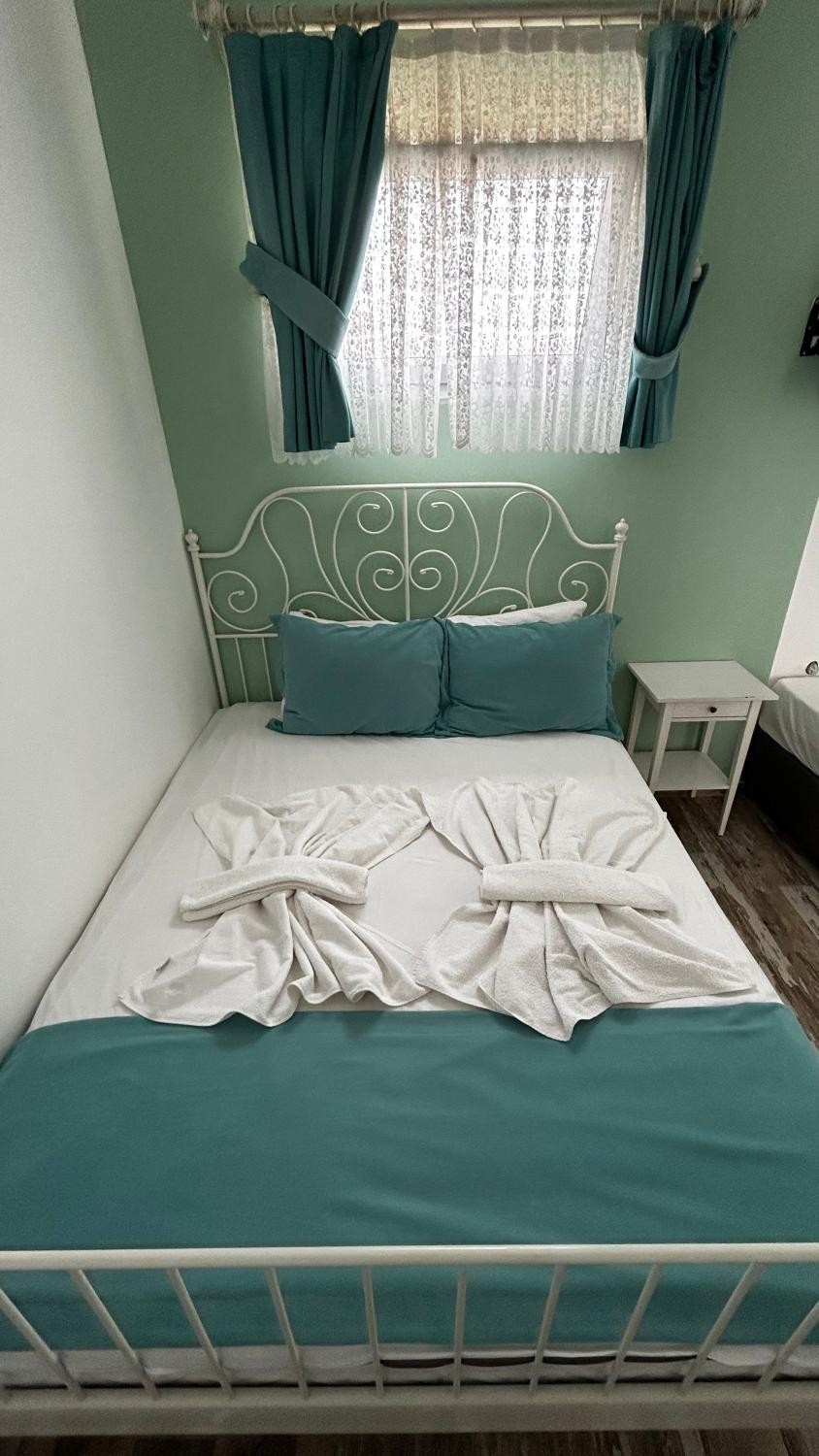 5, Maydanoz Otel, Foça