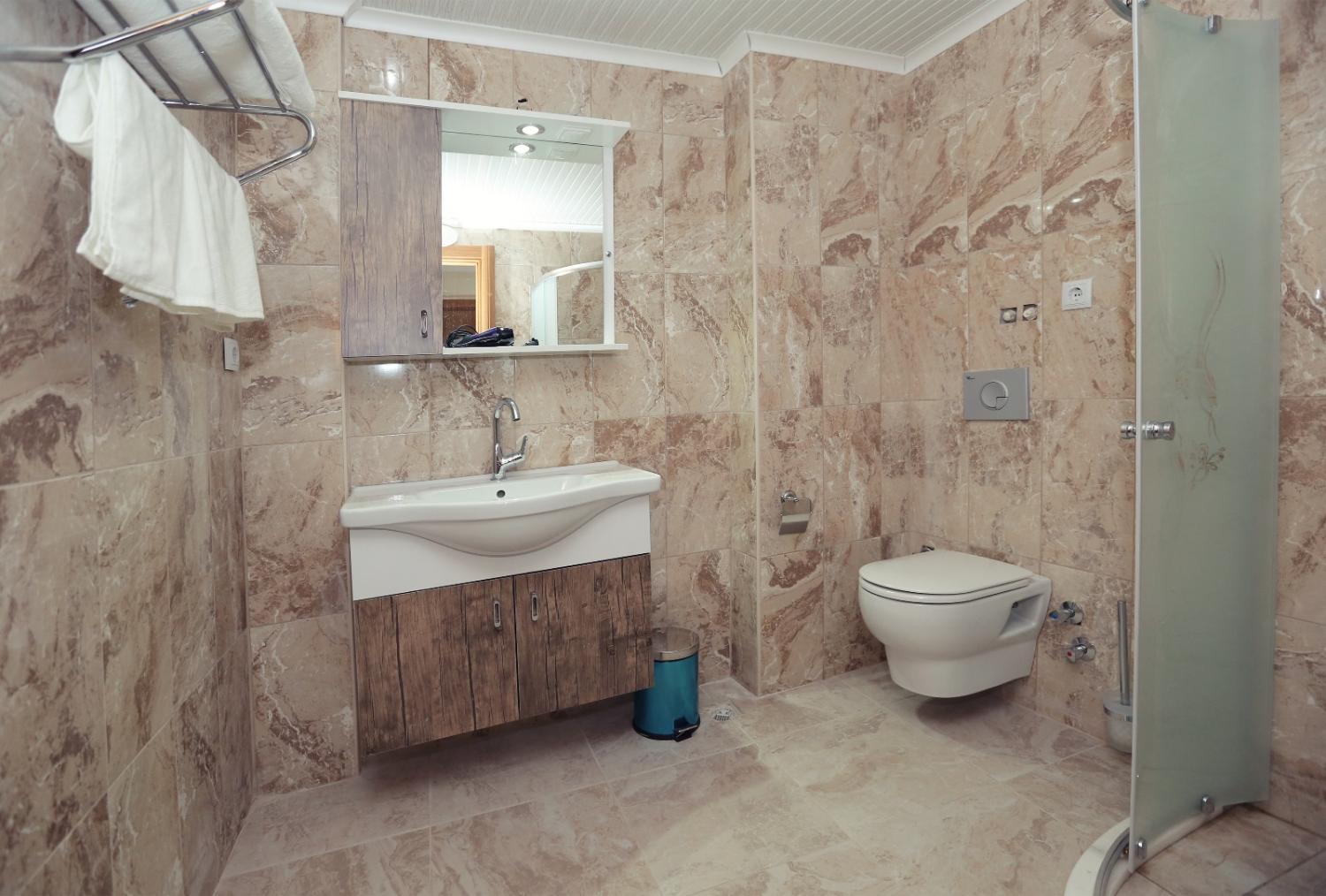Bathroom, berceste apart, Merkez