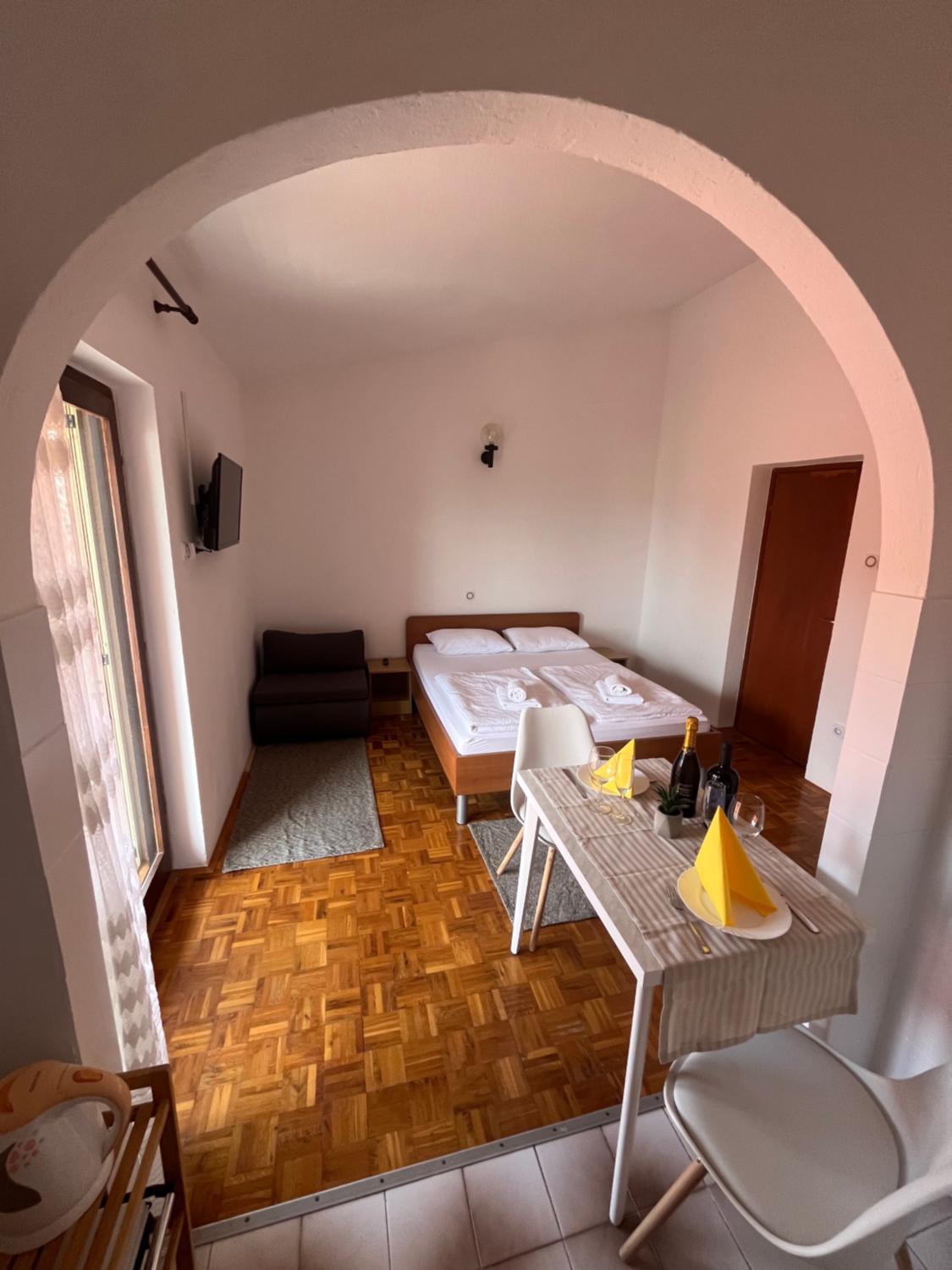 1, Apartmani palma, Starigrad