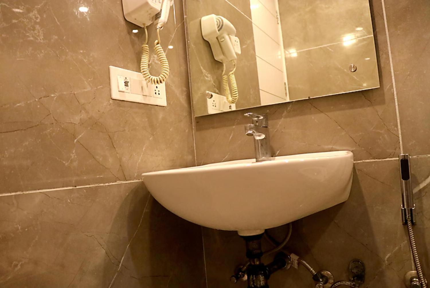 Bathroom 4, Hotel Thee Aura Mussoorie - Excellent Customer Choice- Best Seller, Dehradun