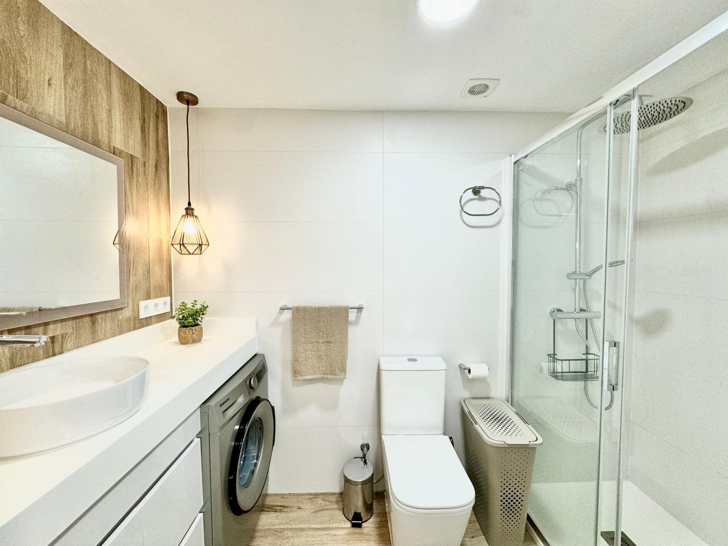 Bathroom 3, Cascada Magnificent recently refurbished apartments in Marbella Center - EaW Homes, Málaga