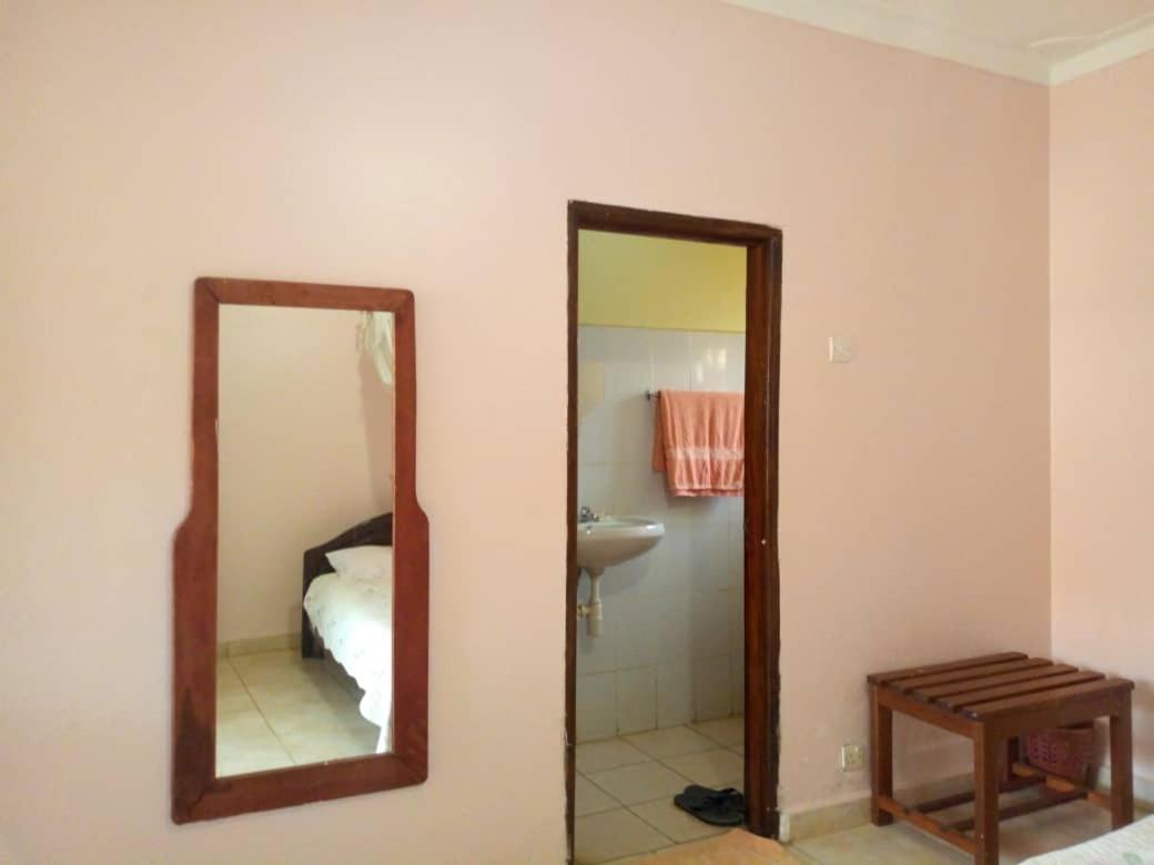 5, The Royal Pentagon, Bugahya