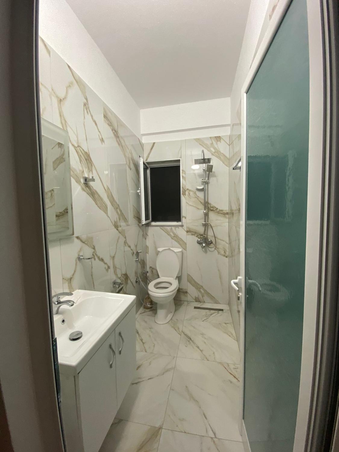 Bathroom 3, Babo's Apartments, Sarandës