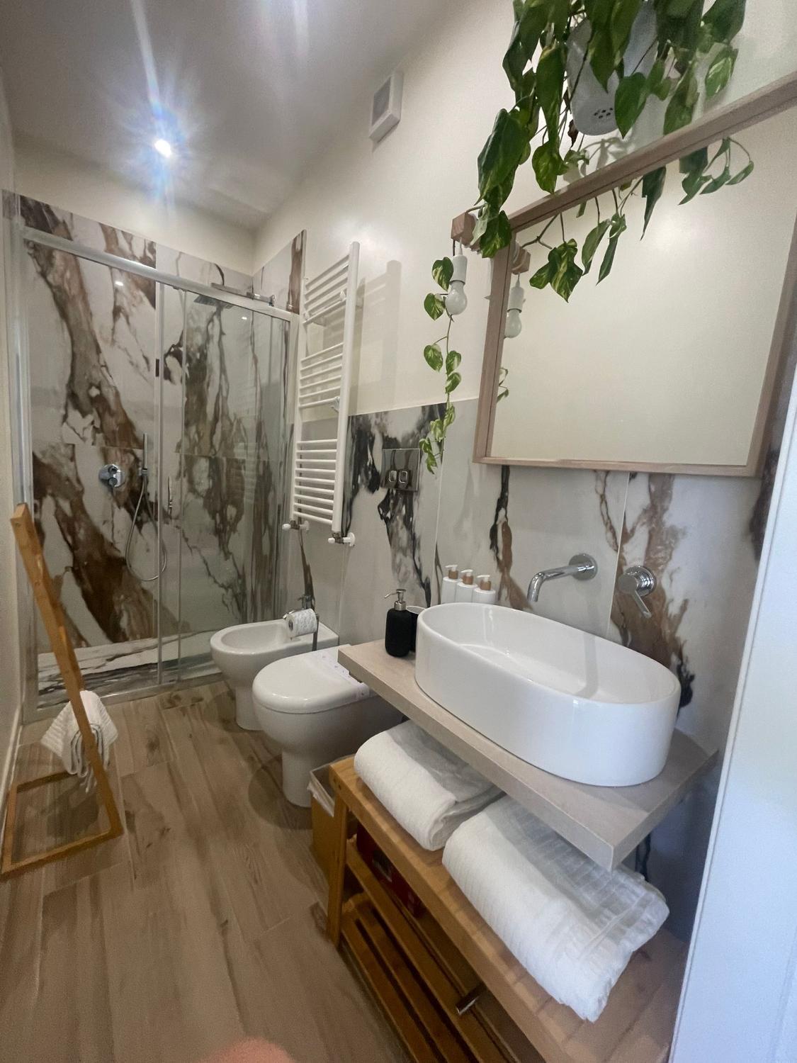 Bathroom 5, Isola Bali Guest House, Syracuse