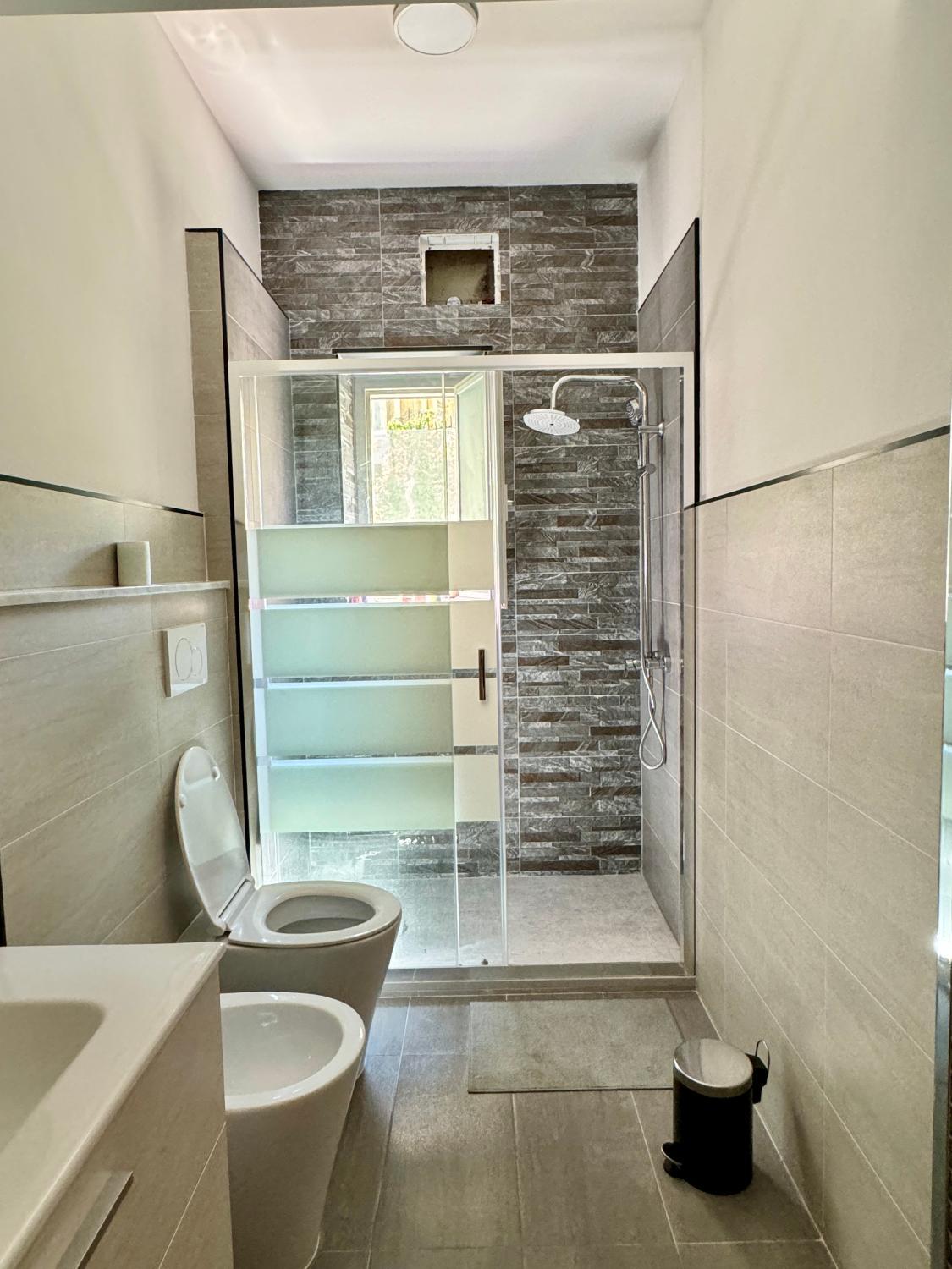 Bathroom 5, Una stanza nel Bunker, Genova