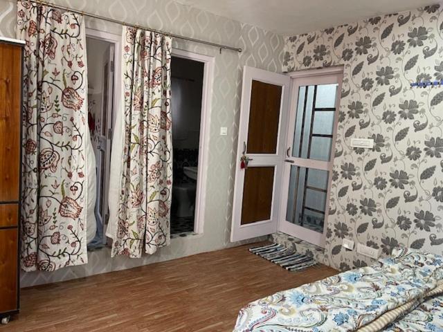 5, Jacobs Guest House with Pvt Kitchen, Srinagar