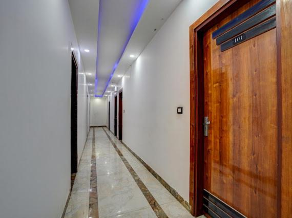 Lobby 3, luxury room at 10k near Hero Honda Chowk Gurgaon, Gurgaon