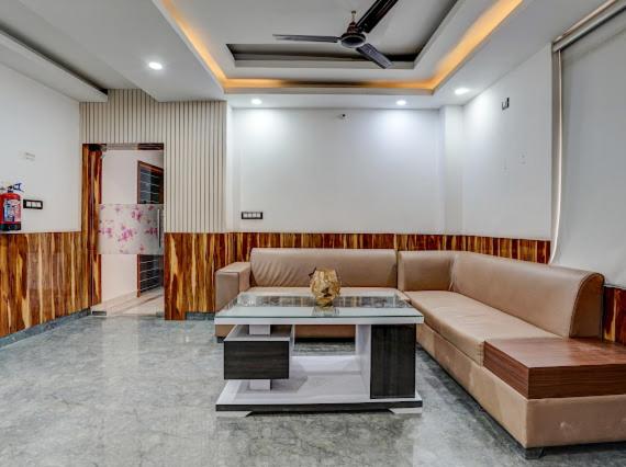 Lobby 2, luxury room at 10k near Hero Honda Chowk Gurgaon, Gurgaon