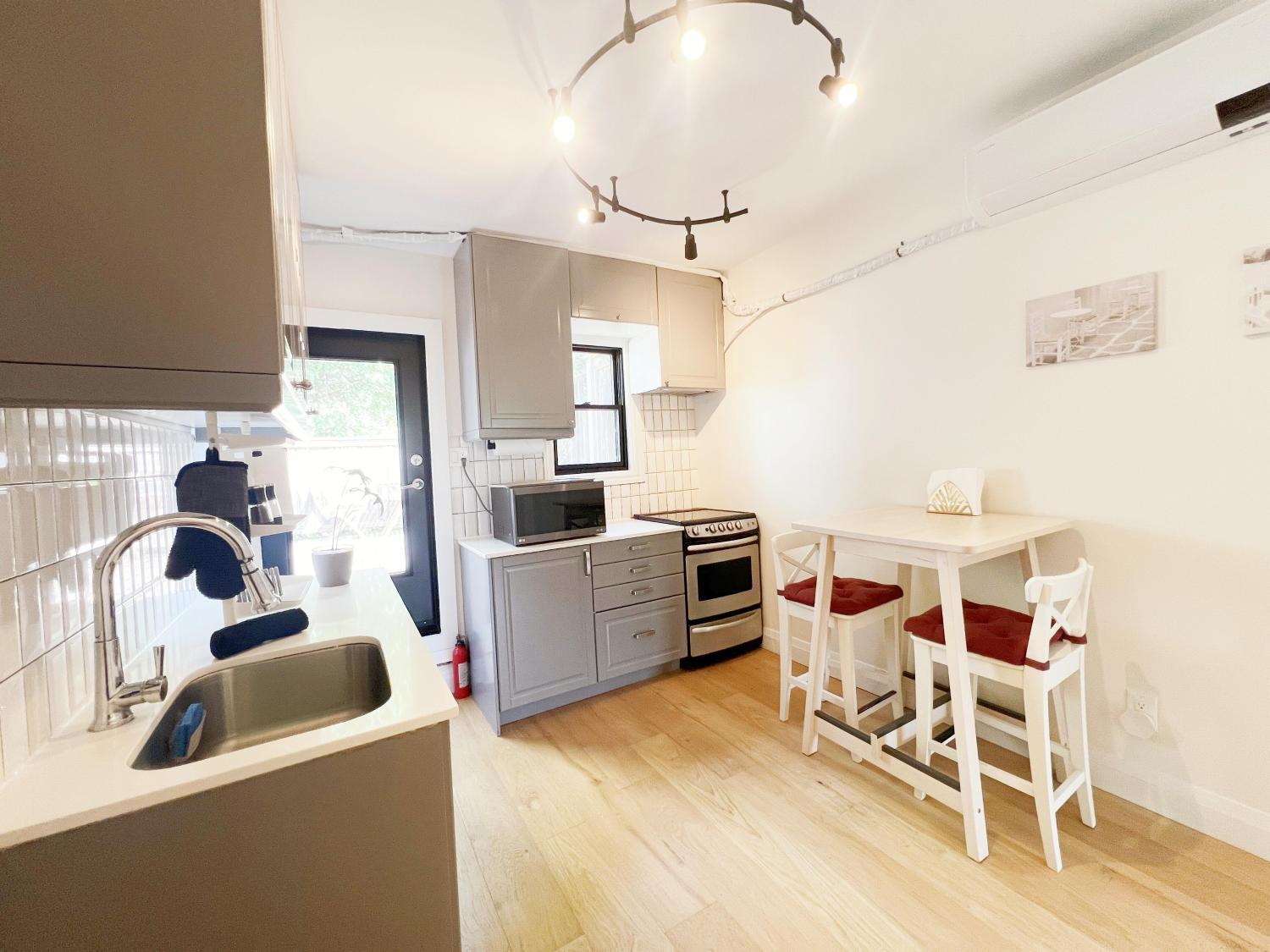 2, Vihome-22M- Cozy nice townhouse in DT Toronto near Wellesley and Jarvis, Toronto