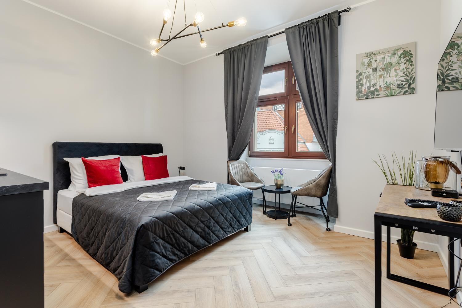 Bed, Very Berry - Piekary 13b - Apartmenty Stare Miasto, self check in 24h!, Poznań City
