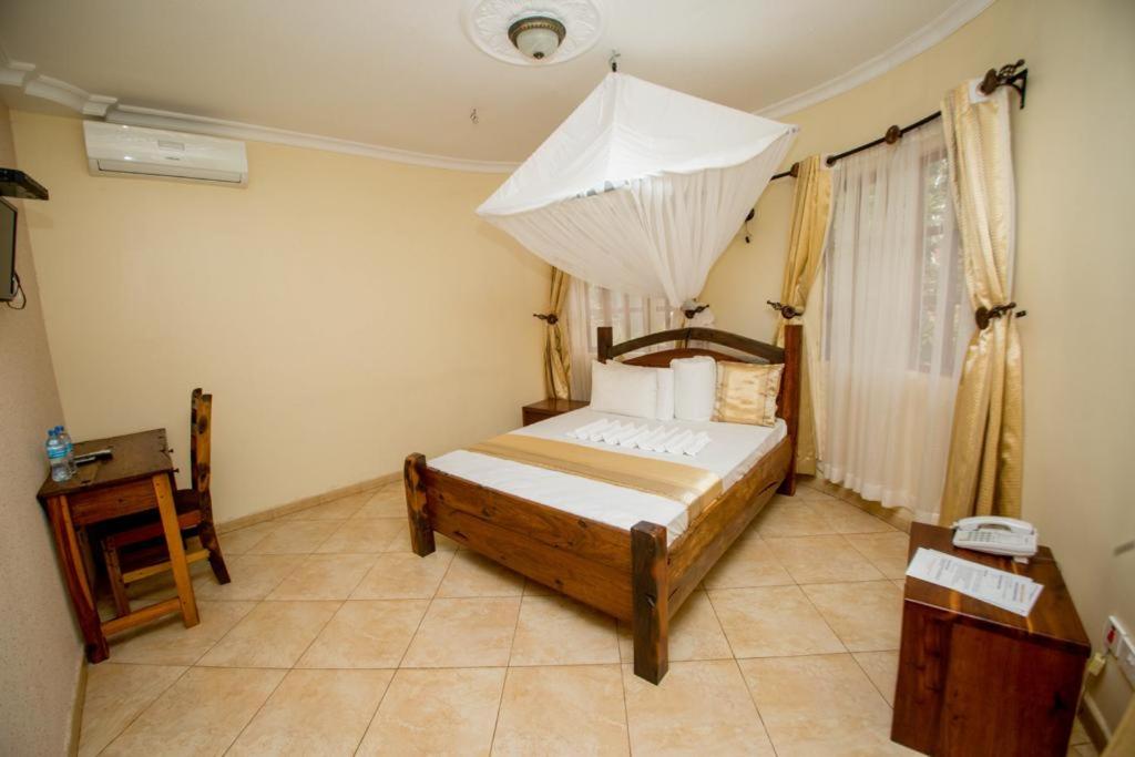 3, Lindrin lodge moshi, Hai